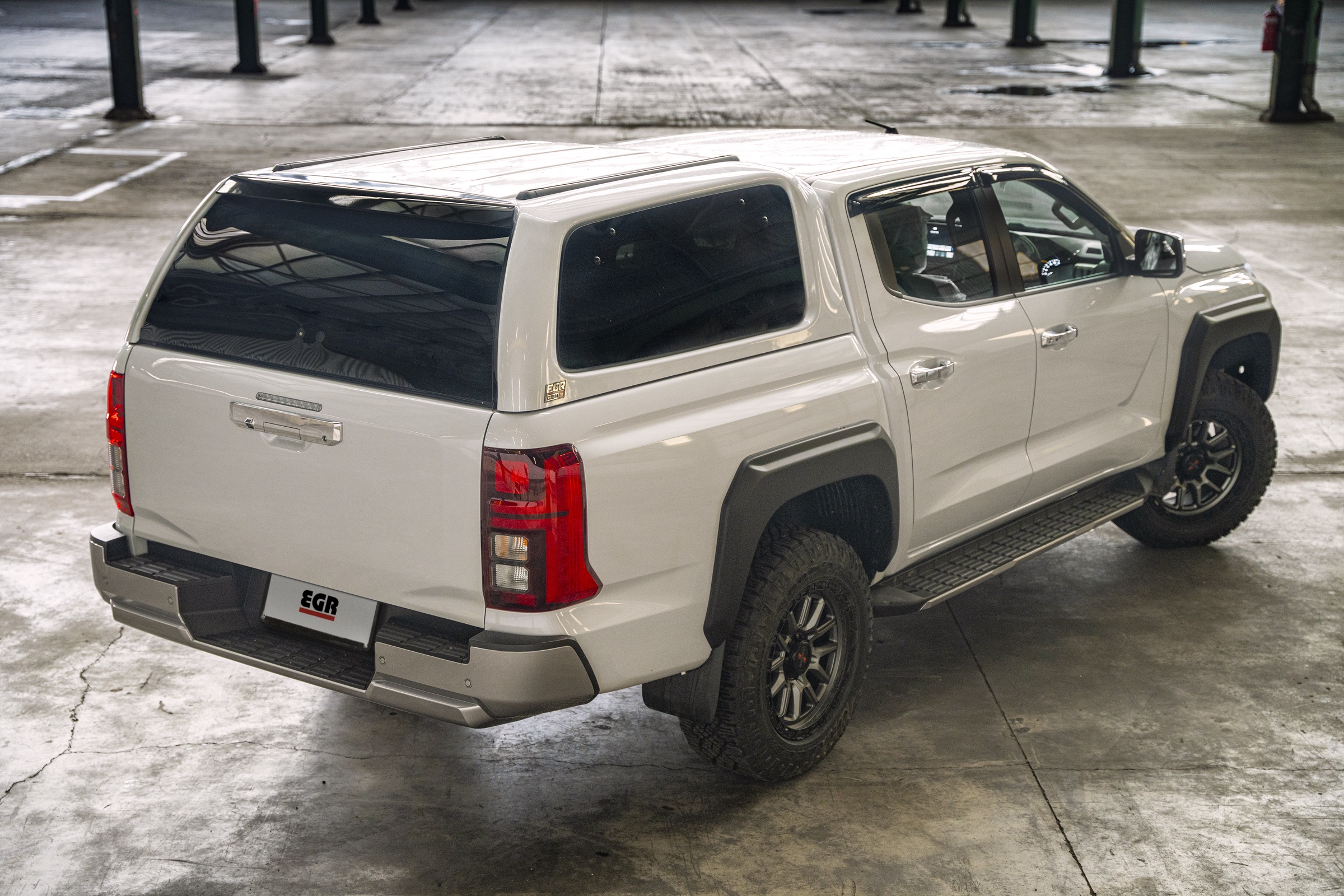 Dual-cab pickup fitted with an EGR canopy